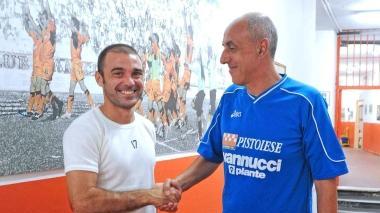 Agostiniani stringe la mano al nuovo arrivato. A fianco ancora Stamilla