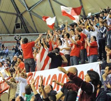 I tifosi della Baraonda biancorossa impegnati in un coro al PalaFermi 