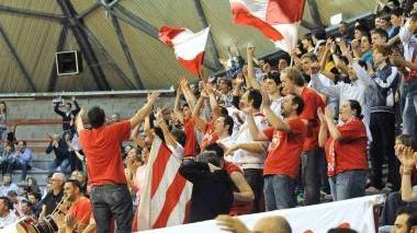 I tifosi della “Baraonda biancorossa” impegnati in un coro al PalaFermi