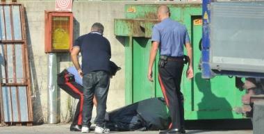La salma pietosamente avvolta in un sacco nero allesterno del capannone 