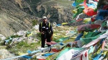 Due immagini del tentativo di scalata del Cho Oyu, la sesta vetta più alta al mondo