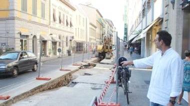 Alcuni commercianti di via Marradi posano davanti alle transenne del cantiere