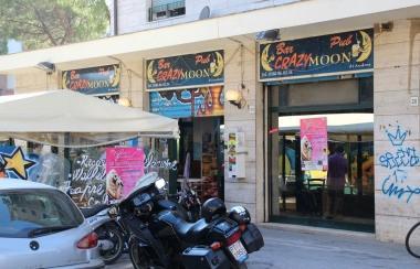 Il bar di via Lorenzini dove è avvenuto il furto