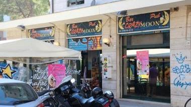 Il bar di via Lorenzini dove è avvenuto il furto