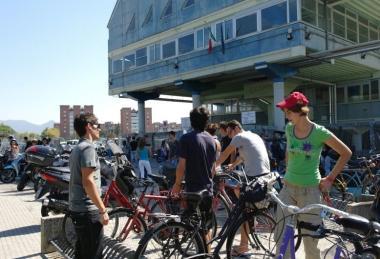 Alcuni ragazzi davanti alle scuole nel giorno della prima campanella 