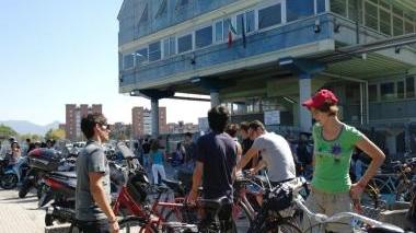 Alcuni ragazzi davanti alle scuole nel giorno della prima campanella