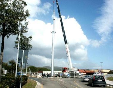 A destra limpianto esistente in via Champigny a Rosignano Sotto unantenna da vicino 
