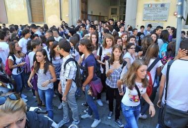 La folla degli studenti alluscita del Pacini 