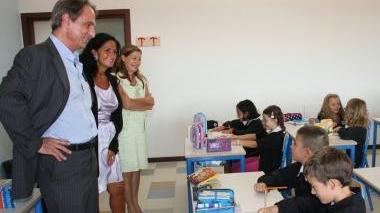 Il sindaco Cenni, l’assessore Pieri e la presidente Peris in una classe della nuova primaria di Paperino