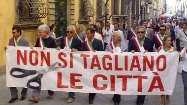 Manovra, il corteo dei sindaci. Il prefetto: il territorio è controllato