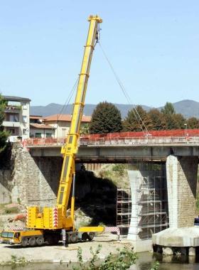 Slitta lo smontaggio del ponte sull'Arno