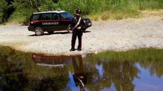 I carabinieri osservano la chiazza viola