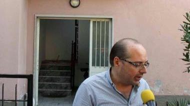 A destra il medico legale Maurizio Ratti che ha eseguito gli esami sul corpo di Ndue Nikolli. A sinistra la casa della tragedia