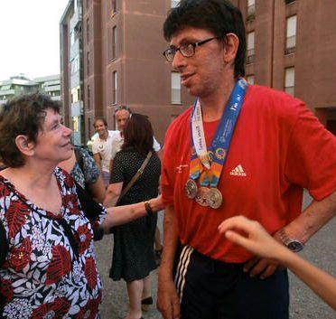 Daniele Baldi &egrave; stato festeggiato a Castagnara dalla mamma e dai suoi amici dopo il successo agli Special Olympics  