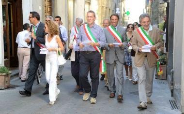 I sindaci distribuiscono i volantini anti-manovra in centro 