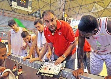 Coach Moretti in un timeout nella gara con Siena 