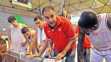Coach Moretti in un timeout nella gara con Siena