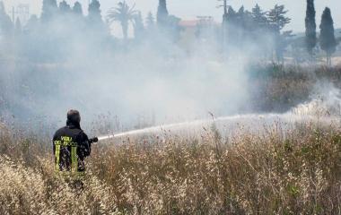 Un vigile del fuoco in azione 