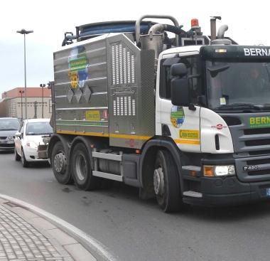 Un tir in transito vicino ad un centro abitato     