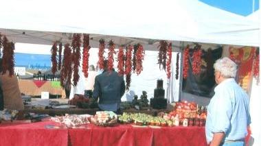 <b>TUTTI PAZZI PER IL PEPERONCINO.</b> Uno stand in piazza Mazzini