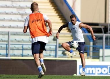 Il nuovo difensore azzurro Daniele Ficagna durante il suo primo allenamento 