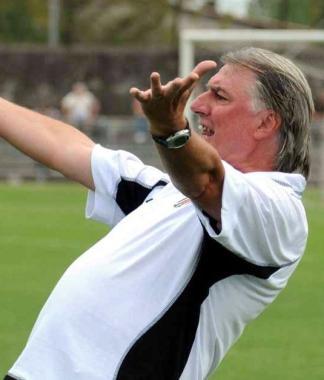 A destra lallenatore della Massese Luciano Filippi; a sinistra i tifosi bianconeri           