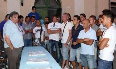 La Carrarese in piazzetta delle Erbe: entusiasmo e tifosi di tutte le et&agrave;  