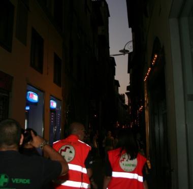 S. Martino gremita di fedeli e in alto a destra un tratto di via Fillungo con pochi lumini (Vip) 