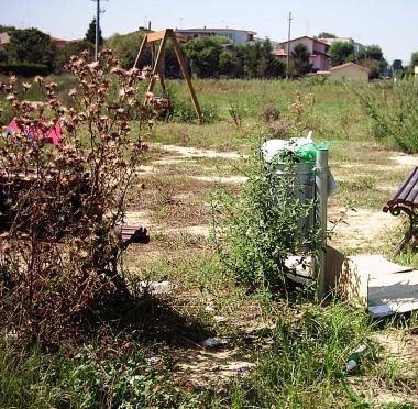 Due immagini dei giardinetti di via Galilei a Cascina, al centro delle proteste