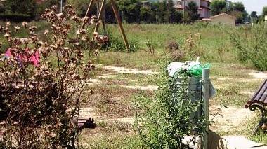 Due immagini dei giardinetti di via Galilei a Cascina, al centro delle proteste