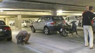 Sopra, i rilievi degli inquirenti nel garage dove è avvenuto l’omicidio-suicidio di Pisa; In alto a destra, il professor Maurizio Bandettini, il dentista ucciso; sotto, il figlio Bernardo che dopo avergli sparato, si è tolto la vita uccidendosi con la stessa pistola
