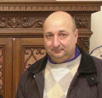 Paolo Spadoni, responsabile settore legno della Cna e Andrea Mazzanti al lavoro nella sua azienda 
