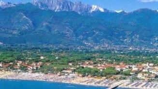 Il professor Mauro Rosi e una panoramica del litorale di Forte