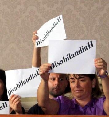 Una protesta contro i tagli al personale di sostegno 