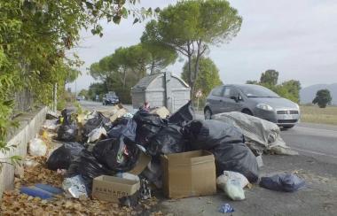 Il cumulo dei rifiuti accanto al cassonetto in via San Jacopo 