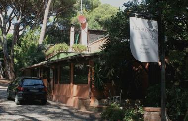 Uno scorcio del Tennis club, locale simbolo della pineta Marradi