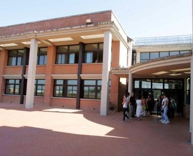 A sinistra studenti e insegnanti dellex classe-pollaio davanti allIstituto Checchi 