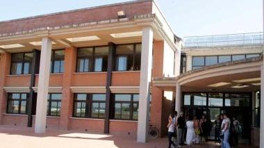 A sinistra studenti e insegnanti dell’ex classe-pollaio davanti all’Istituto Checchi