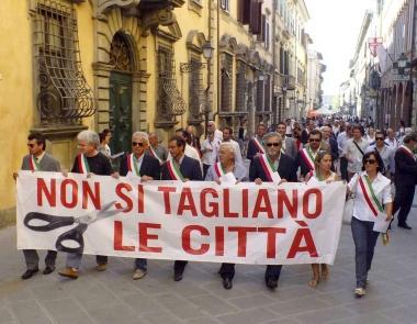 I sindaci in corso Italia A destra il sindaco di S. Maria a Monte sale con i colleghi sullautobus per venire alla manifestazione 