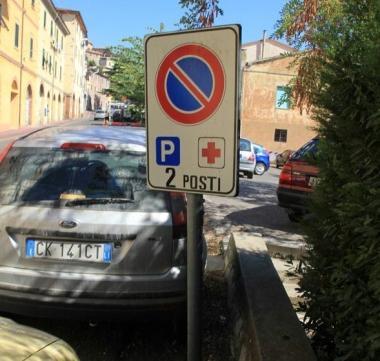 Una delle ambulanze multate, sopra il cartello spuntato qualche ora dopo  