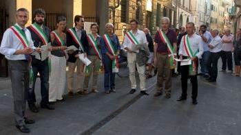 I sindaci del circondario durante il volantinaggio in via del Papa