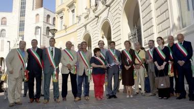 <b>SINDACI.</b> Di fronte alla prefettura