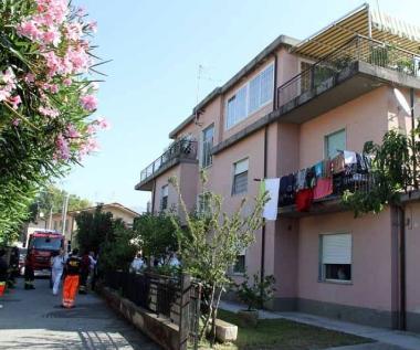 Il trasporto della salma fuori dalla casa e la moglie alluscita della casa 