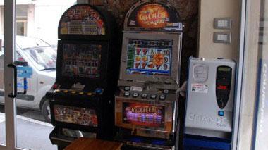 Perde tutto al videopoker e diventa rapinatore, arrestato