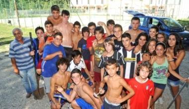 Nessuno si muove, al campo sportivo ci pensano i ragazzi