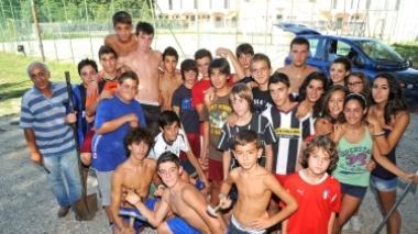 Nessuno si muove, al campo sportivo ci pensano i ragazzi