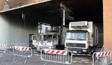 Tir di trasporto carni distrutto da una molotov