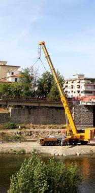 Il ponte smontato dalla gru primi disagi per il traffico