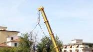 Il ponte smontato dalla gru primi disagi per il traffico