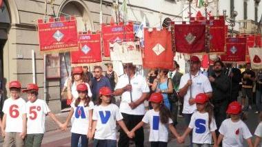 Il corteo della associazione dei donatori di sangue per le vie del centro castellano